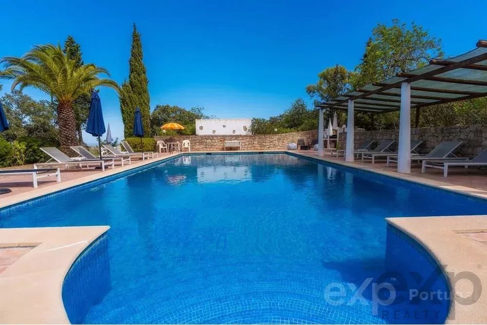 Magnificent property with pool and sea view