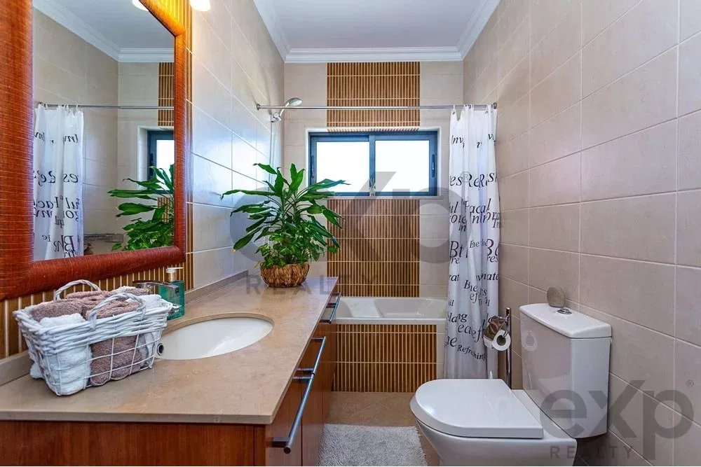Spacious 4 bedroom apartment in Olhão, located in a luxurious condominium with two shared swimming pools and gym. Expansive interiors and terrace.