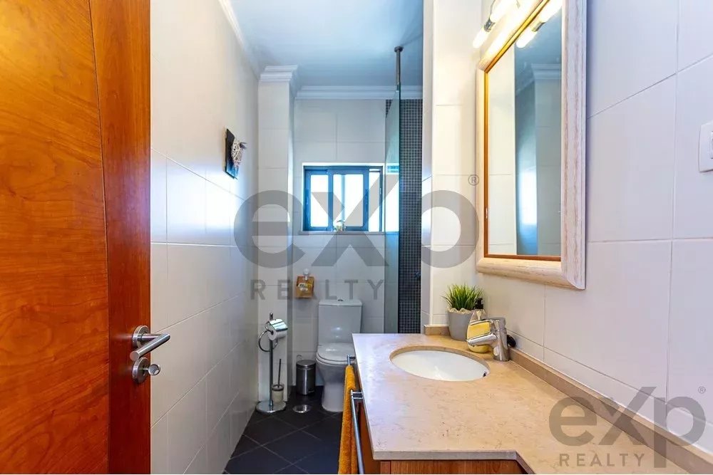 Spacious 4 bedroom apartment in Olhão, located in a luxurious condominium with two shared swimming pools and gym. Expansive interiors and terrace.