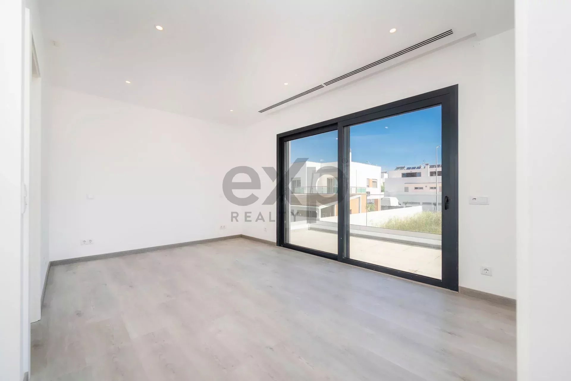 Contemporary Newly Built T6 Villa by Tavira Waterfront