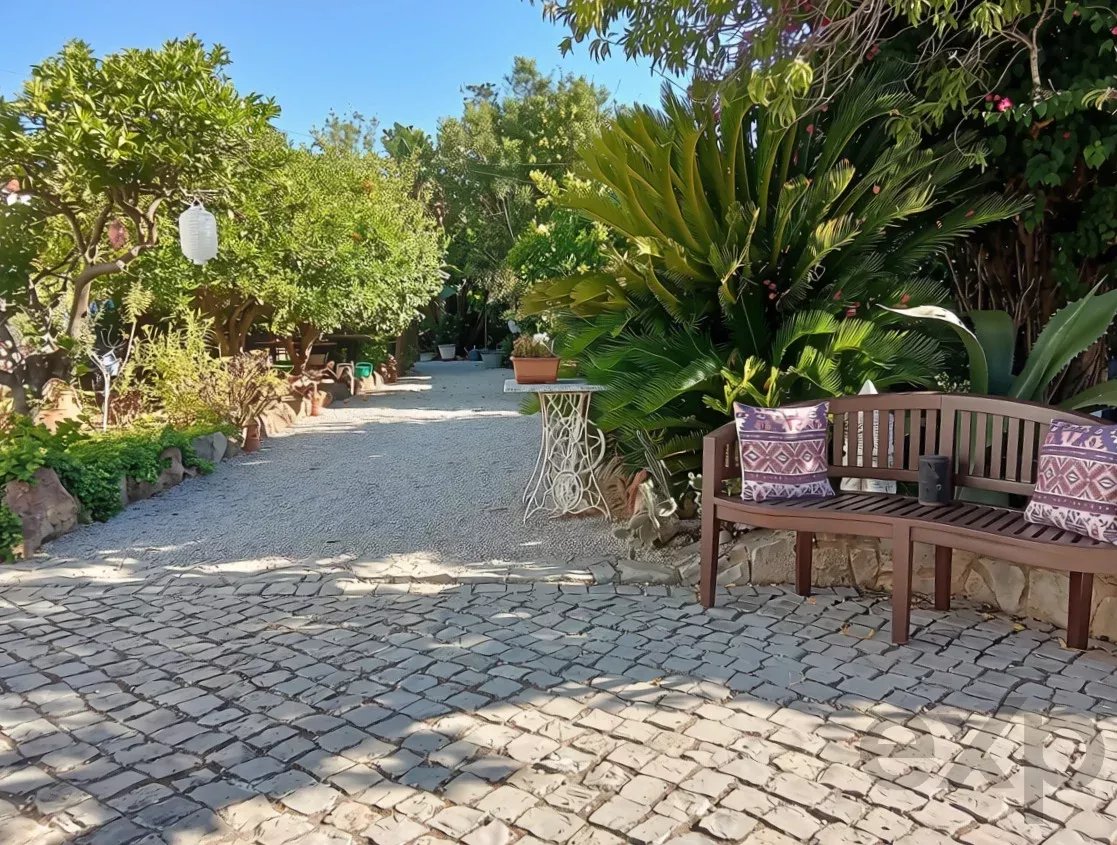 Exclusive property with five independent units and investment potential