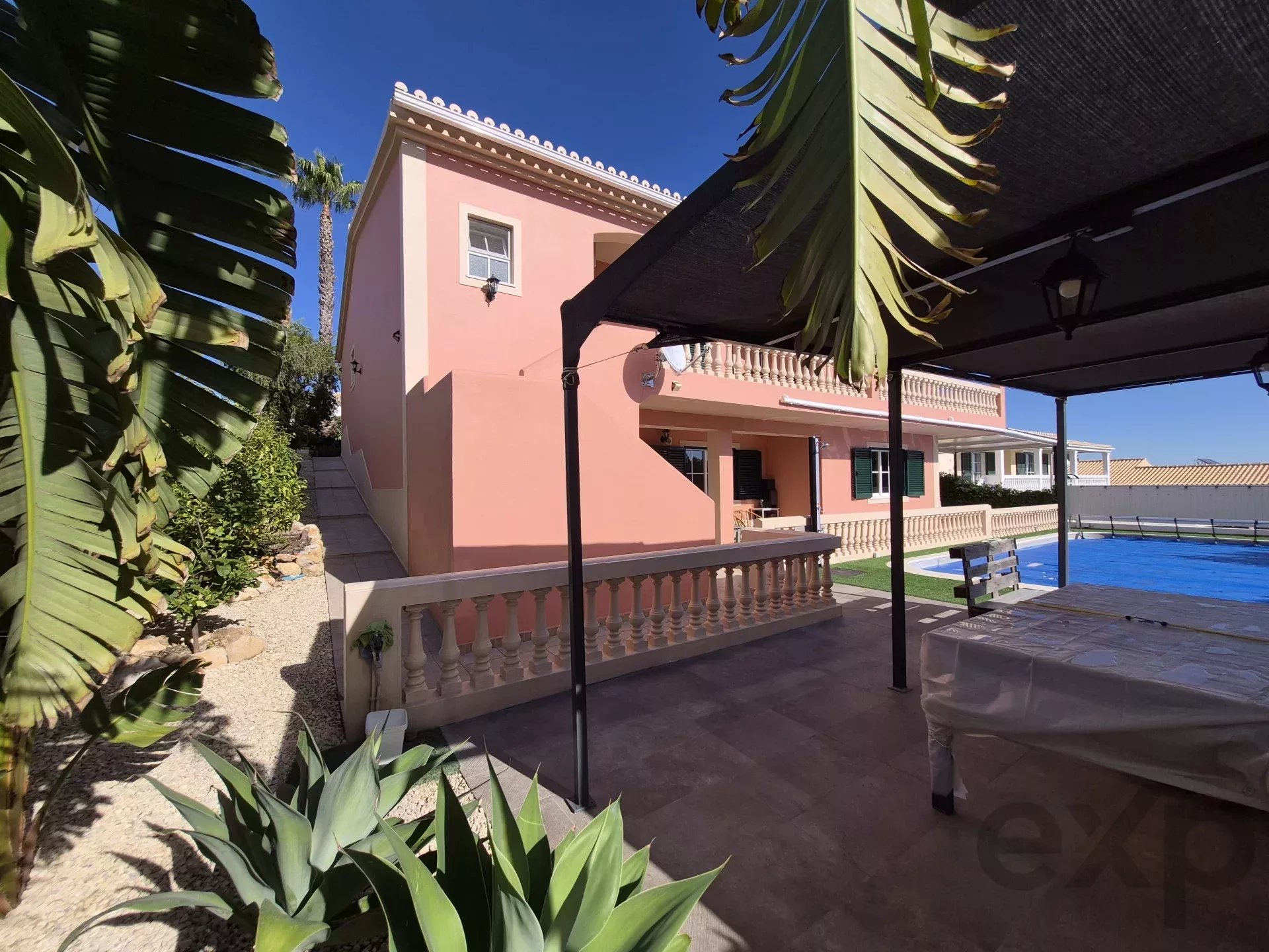 3-bedr. house + 1-bedr. annex, swimming pool and garage,