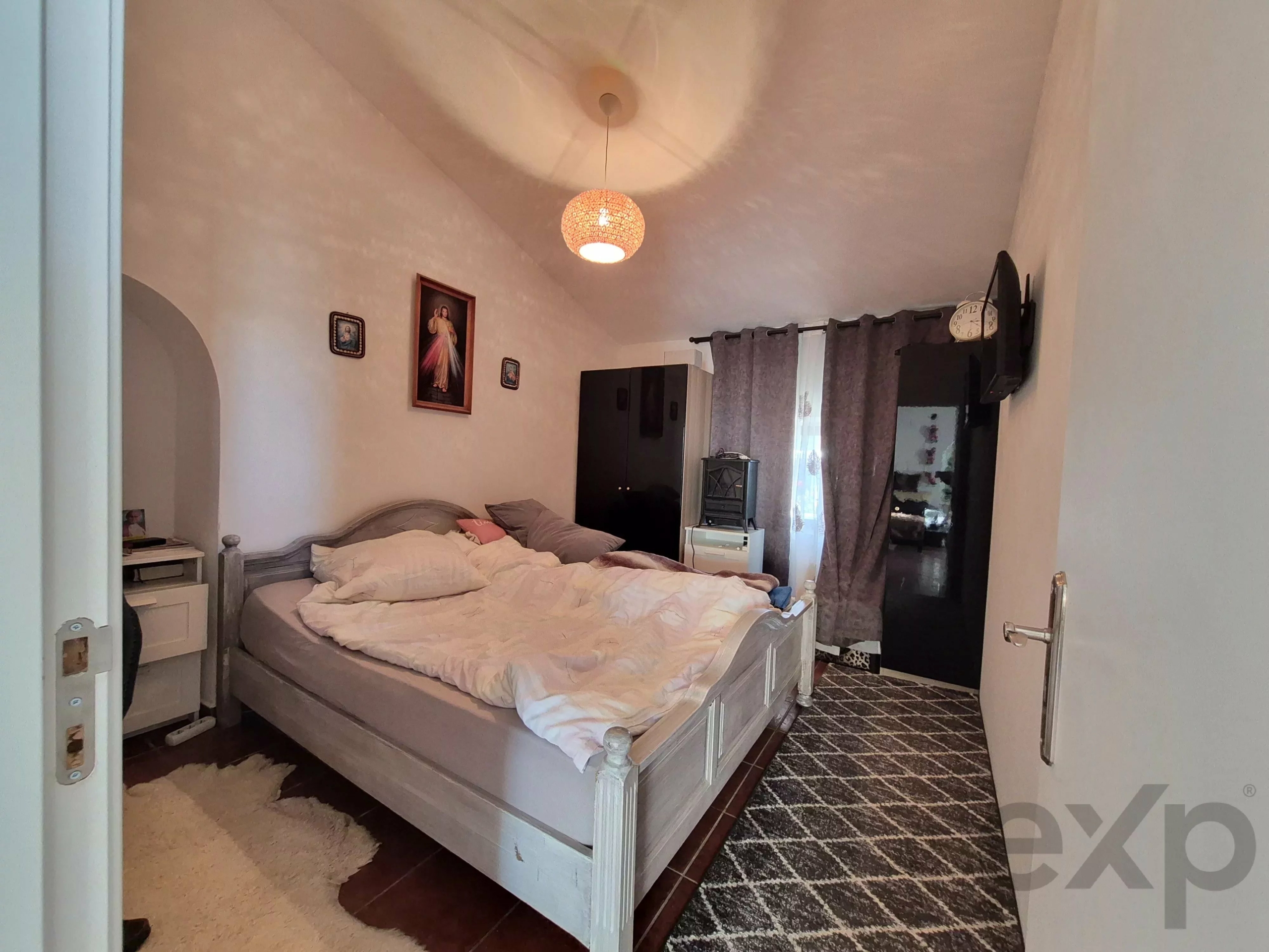 Renovated farmhouse ideally located in the middle of nature.
