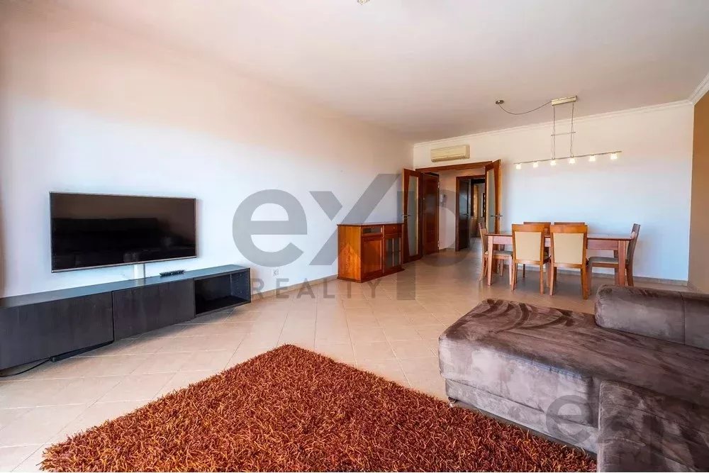 Spacious 4 bedroom apartment in Olhão, located in a luxurious condominium with two shared swimming pools and gym. Expansive interiors and terrace.