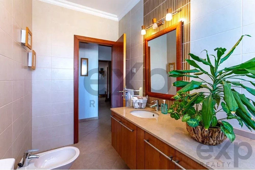 Spacious 4 bedroom apartment in Olhão, located in a luxurious condominium with two shared swimming pools and gym. Expansive interiors and terrace.