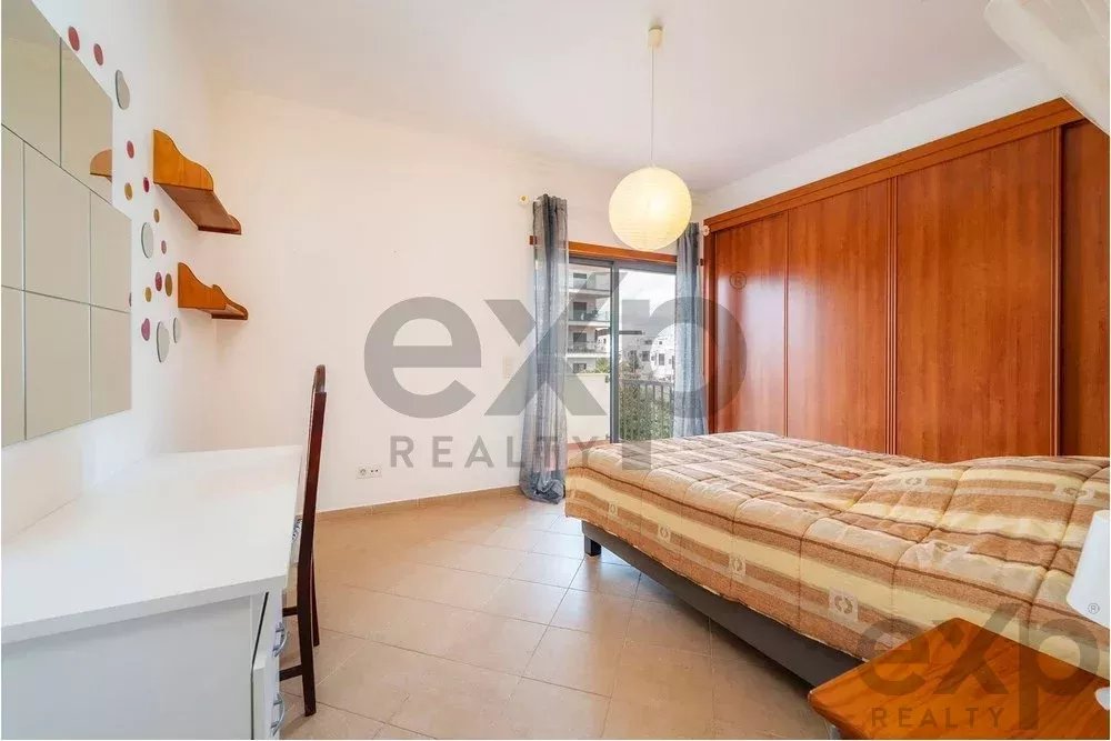 Spacious 4 bedroom apartment in Olhão, located in a luxurious condominium with two shared swimming pools and gym. Expansive interiors and terrace.