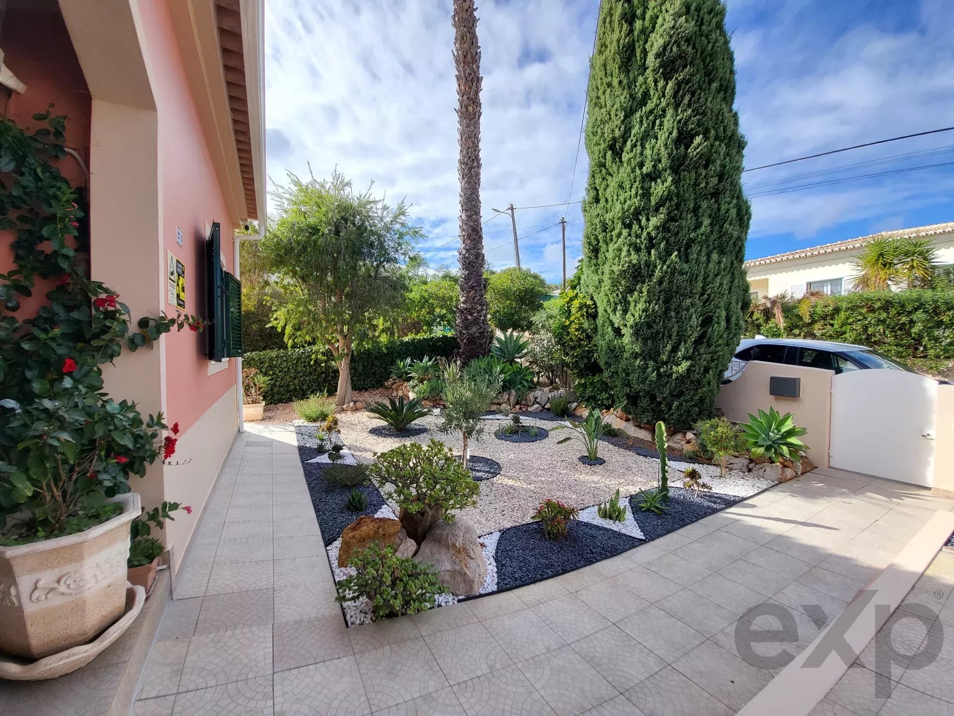 3-bedr. house + 1-bedr. annex, swimming pool and garage,
