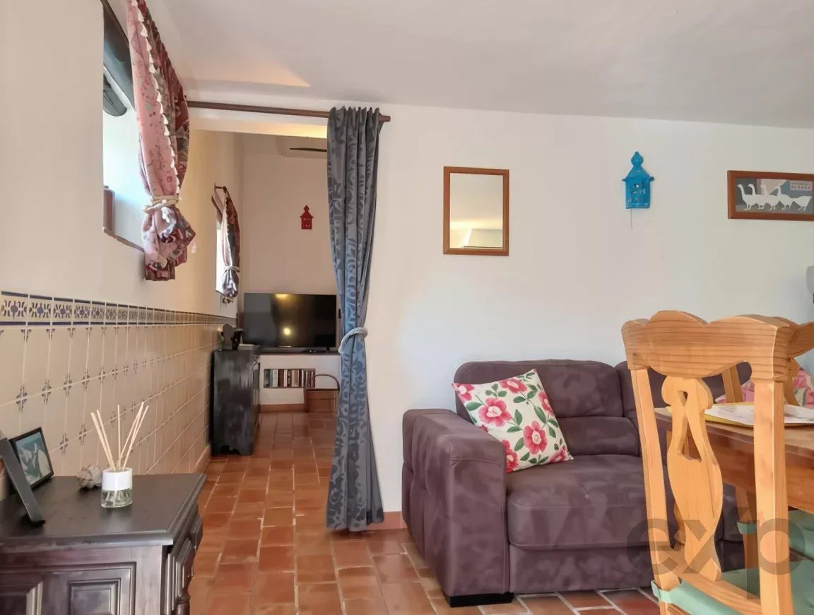 Exclusive property with five independent units and investment potential