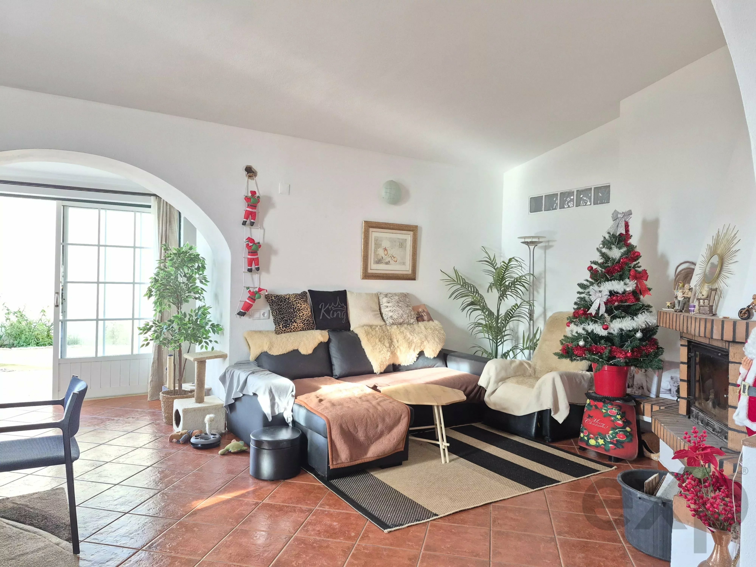Renovated farmhouse ideally located in the middle of nature.