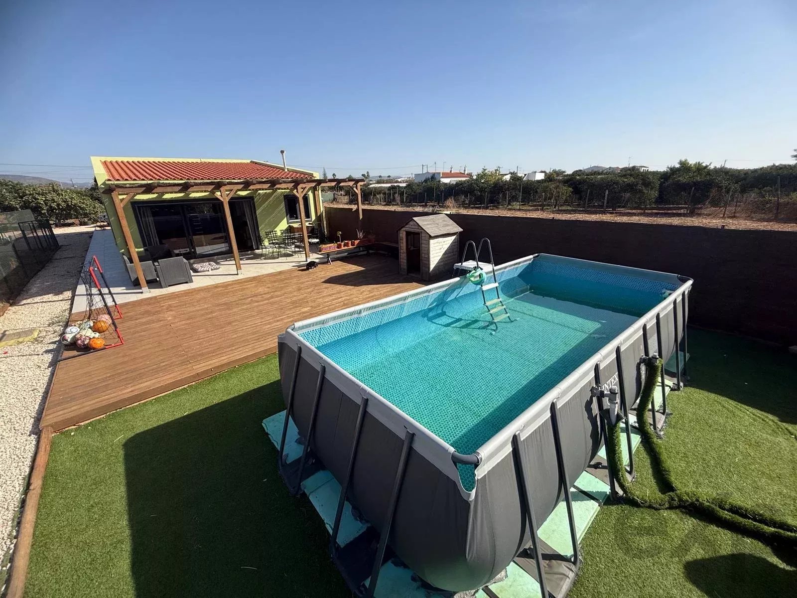 Villa individuelle en Algarve, rénovée en 2023. 4 chambres, 2 salles de bain, 108 m² sur un terrain de 1.100 m². Permis d’agrandissement jusqu’à 300 m². Jardin orienté au sud, piscine, à proximité de l’aéroport de Faro. Idéale pour Airbnb ou pour y vivre en famille.