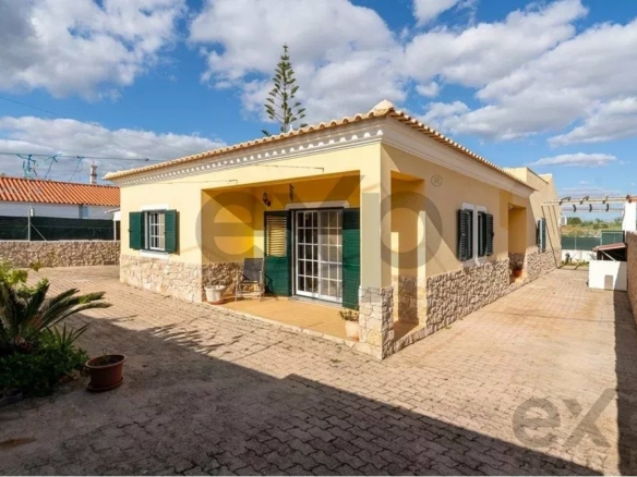 “Maison individuelle de 3 chambres avec jardin, parking couvert, vue sur la campagne, proche de la N125 et des commerces.”