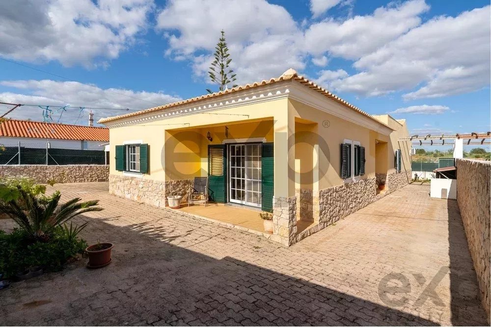 “Moradia isolada de 3 quartos com jardim, estacionamento coberto, vista para o campo, perto da N125 e comércio.”