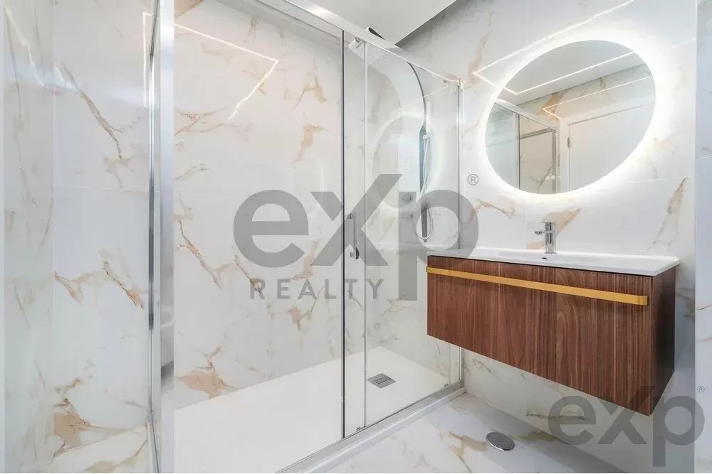 Modern 2-Bedroom Beachfront Apartment in Quarteira
