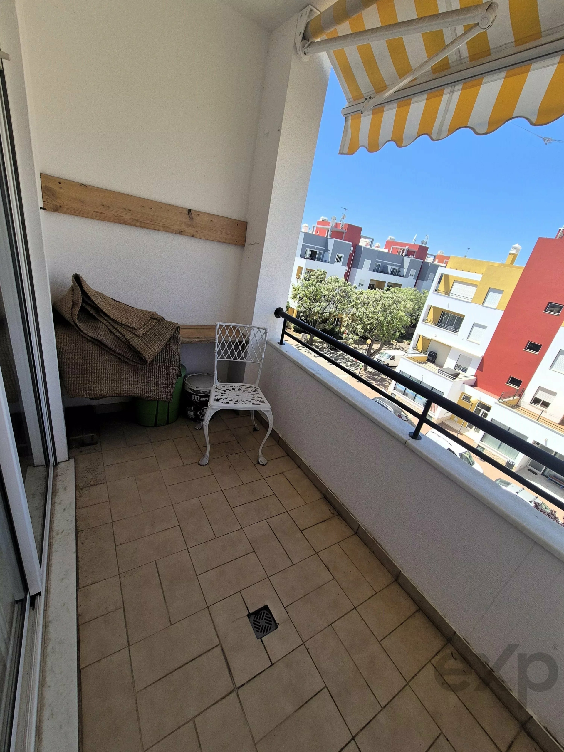 Apartamento T1 Exclusivo em Tavira: Último Piso com Terraço Privativo e Vista Mar e Cidade