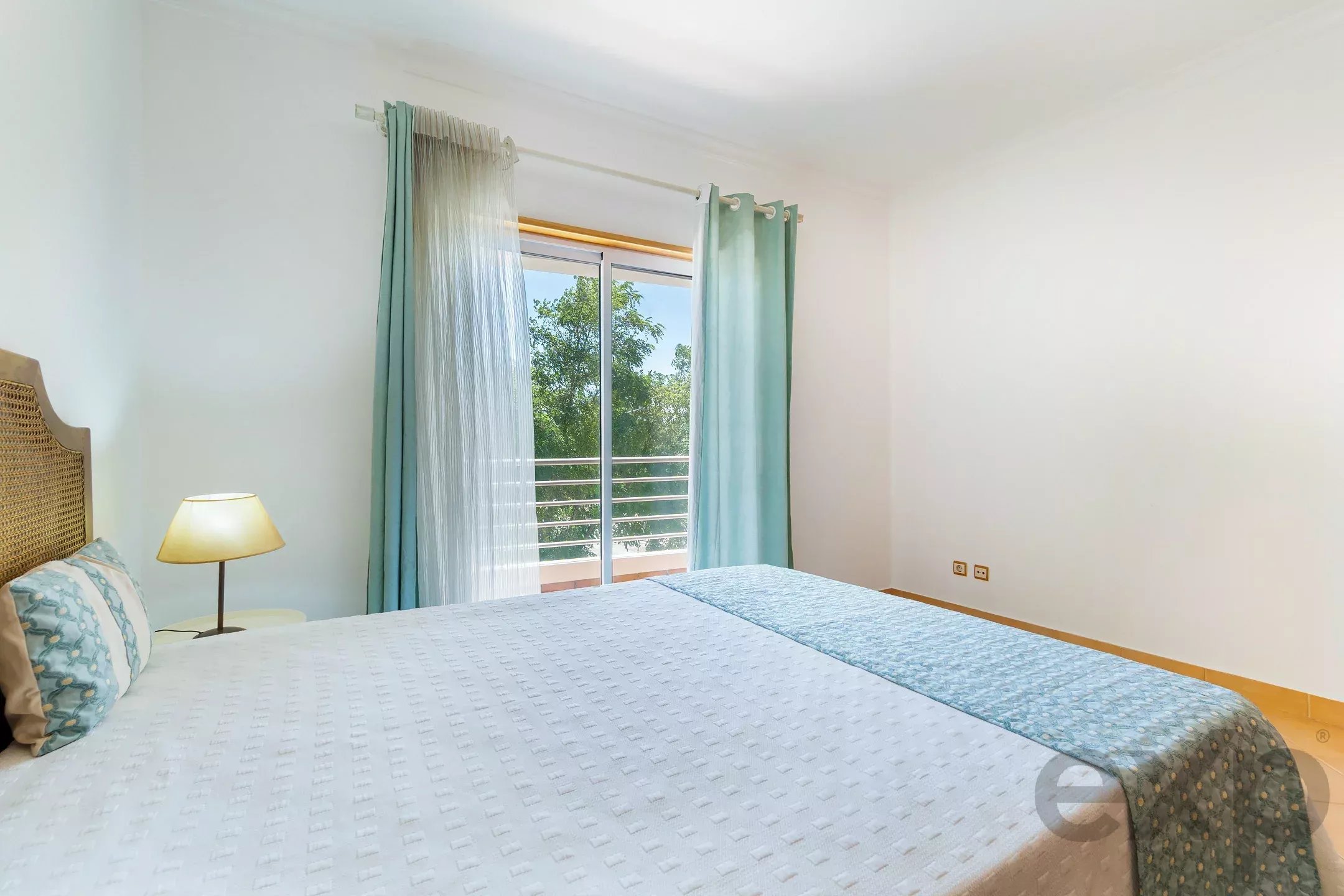 Furnished 2-bedroom apartment with terrace and parking in the centre of Cabanas de Tavira