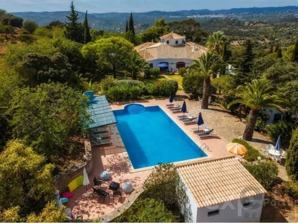Magnificent property with pool and sea view