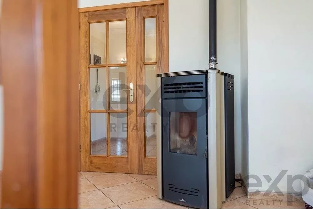 “Moradia isolada de 3 quartos com jardim, estacionamento coberto, vista para o campo, perto da N125 e comércio.”