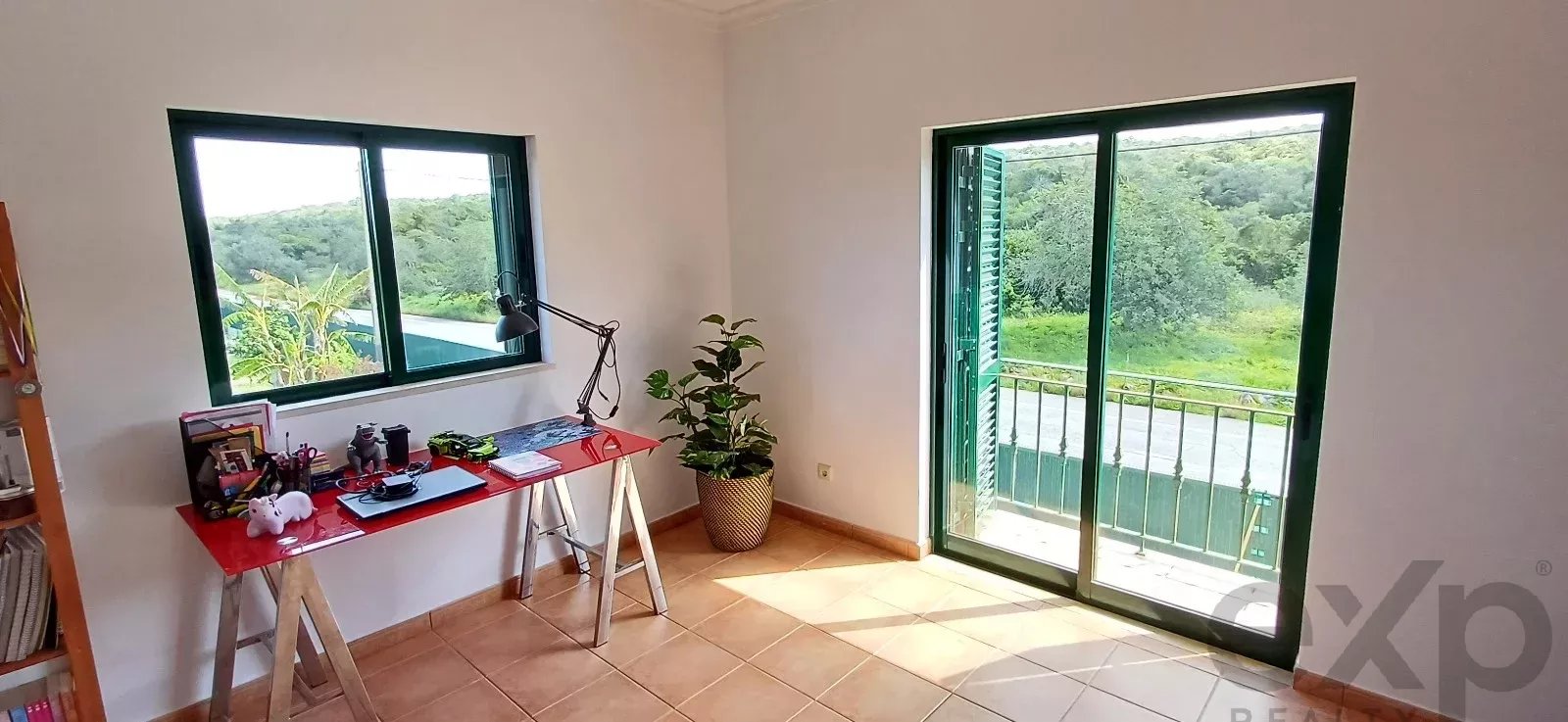 Mixed-use property with 150 m² commercial space, self-contained 2-bedroom apartment and 2,600 m² plot — 3 km from Loulé, Algarve
