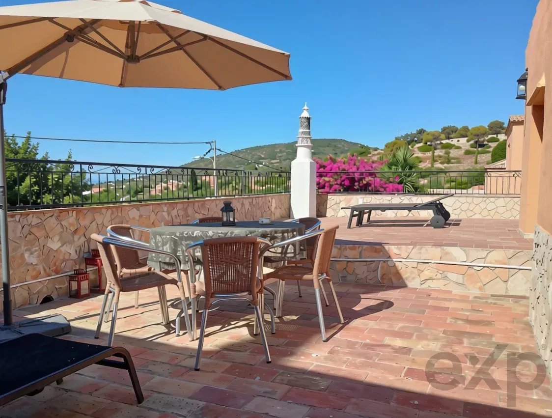 Exclusive property with five independent units and investment potential