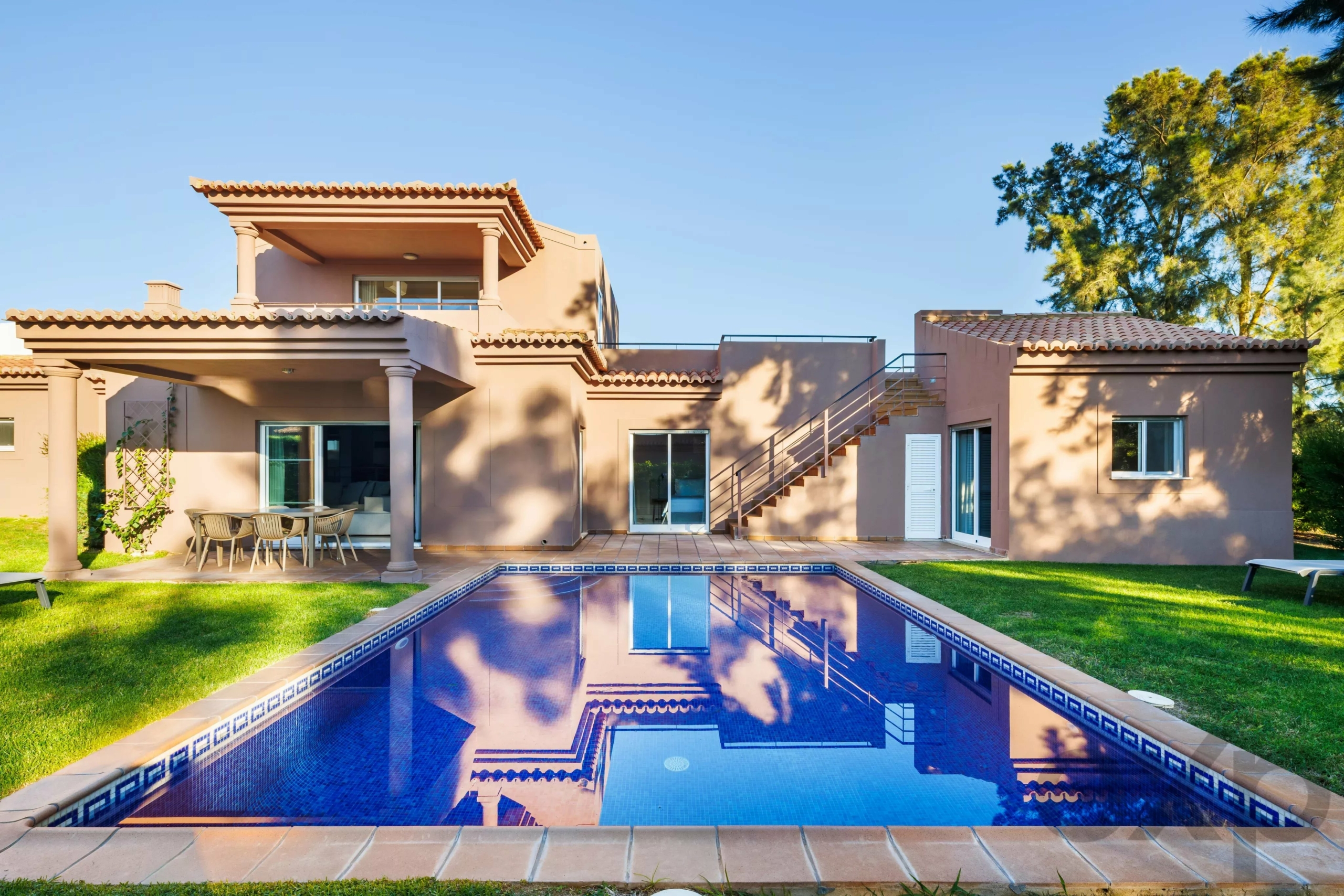 Modern T4 Villa with Private Pool in Vale da Lapa Resort