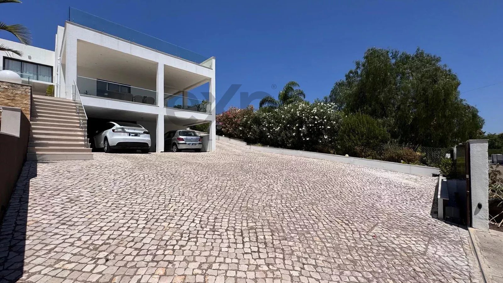 Luxury 4-bedroom villa of 437 m² with swimming pool – Mexilhoeira Grande, Portimão