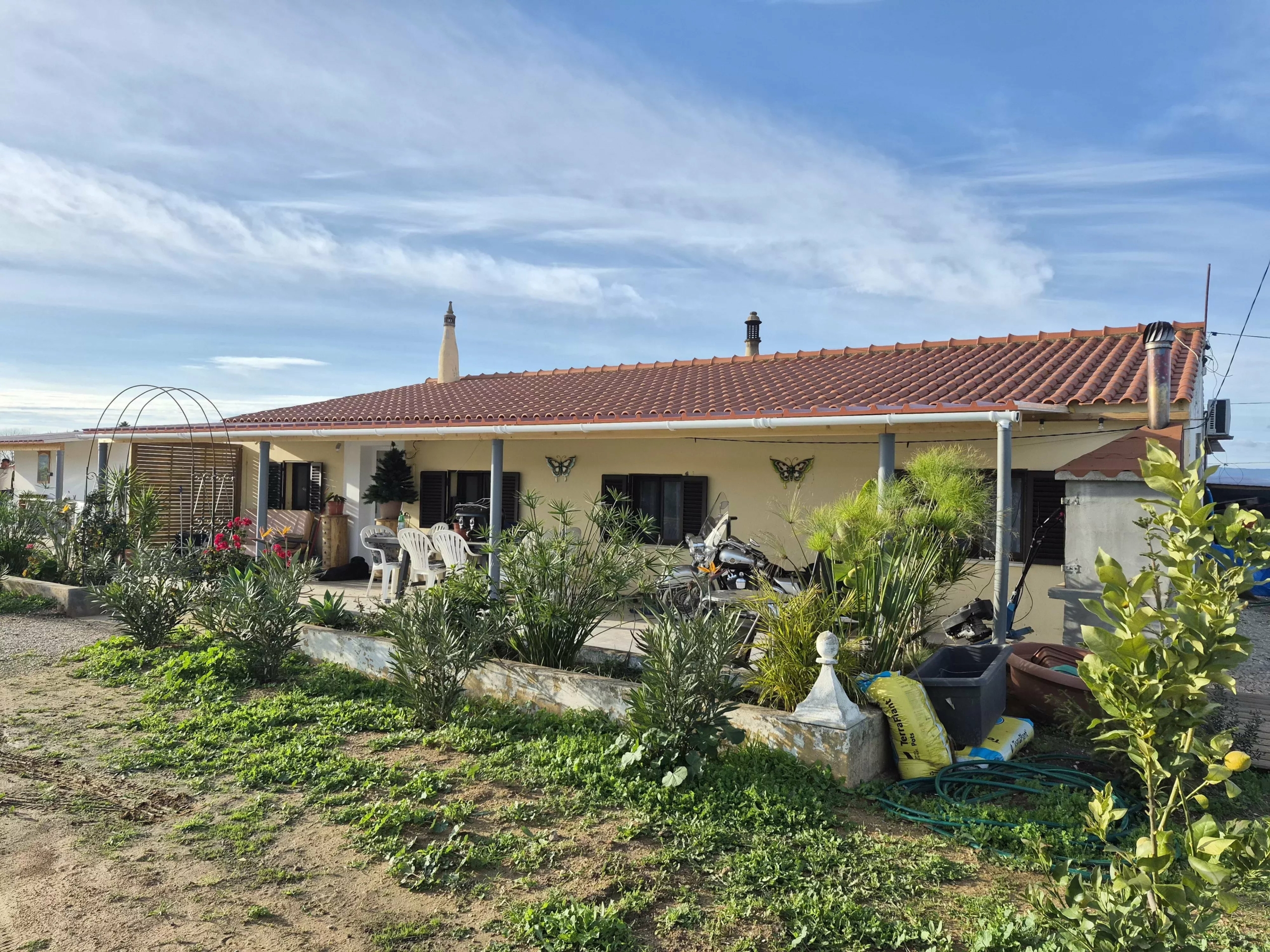 Renovated farmhouse ideally located in the middle of nature.