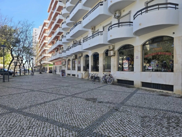 Commercial store of 72 m² in downtown Monte Gordo — business in operation