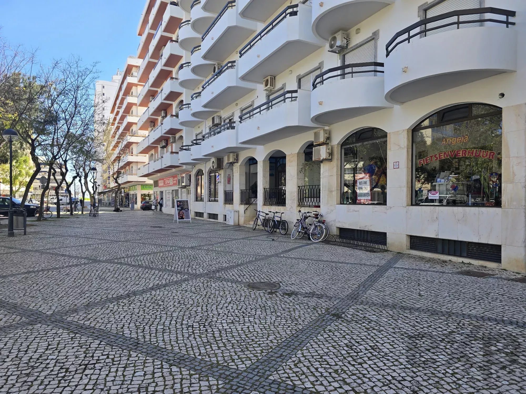 Commercial store of 72 m² in downtown Monte Gordo — business in operation