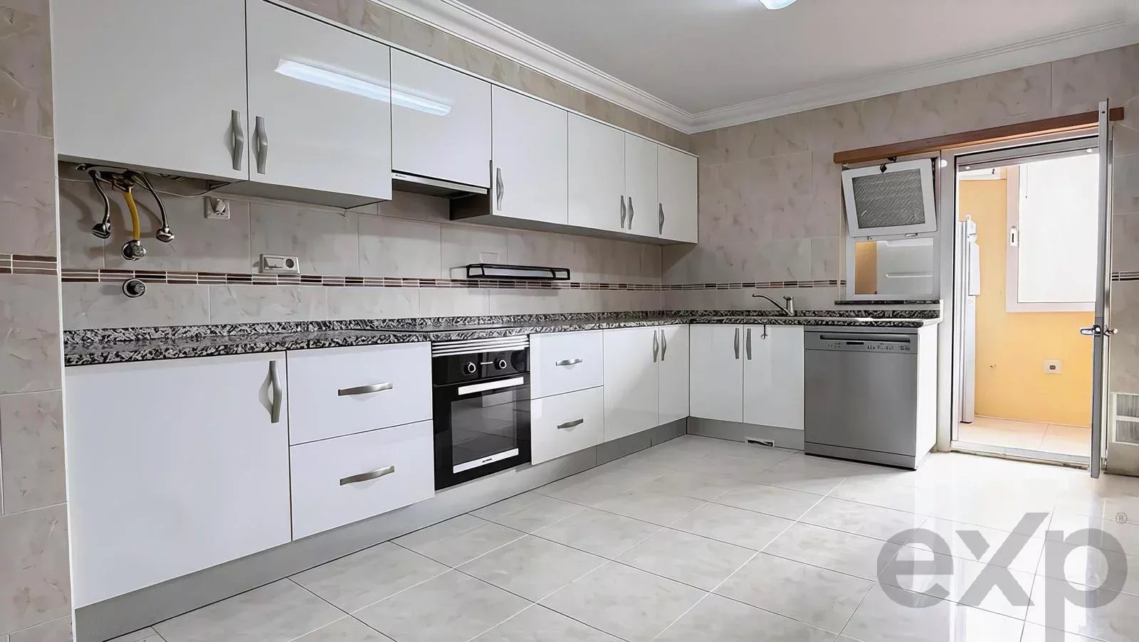 Spacious 3-Bedroom Apartment in Quelfes, Olhão
