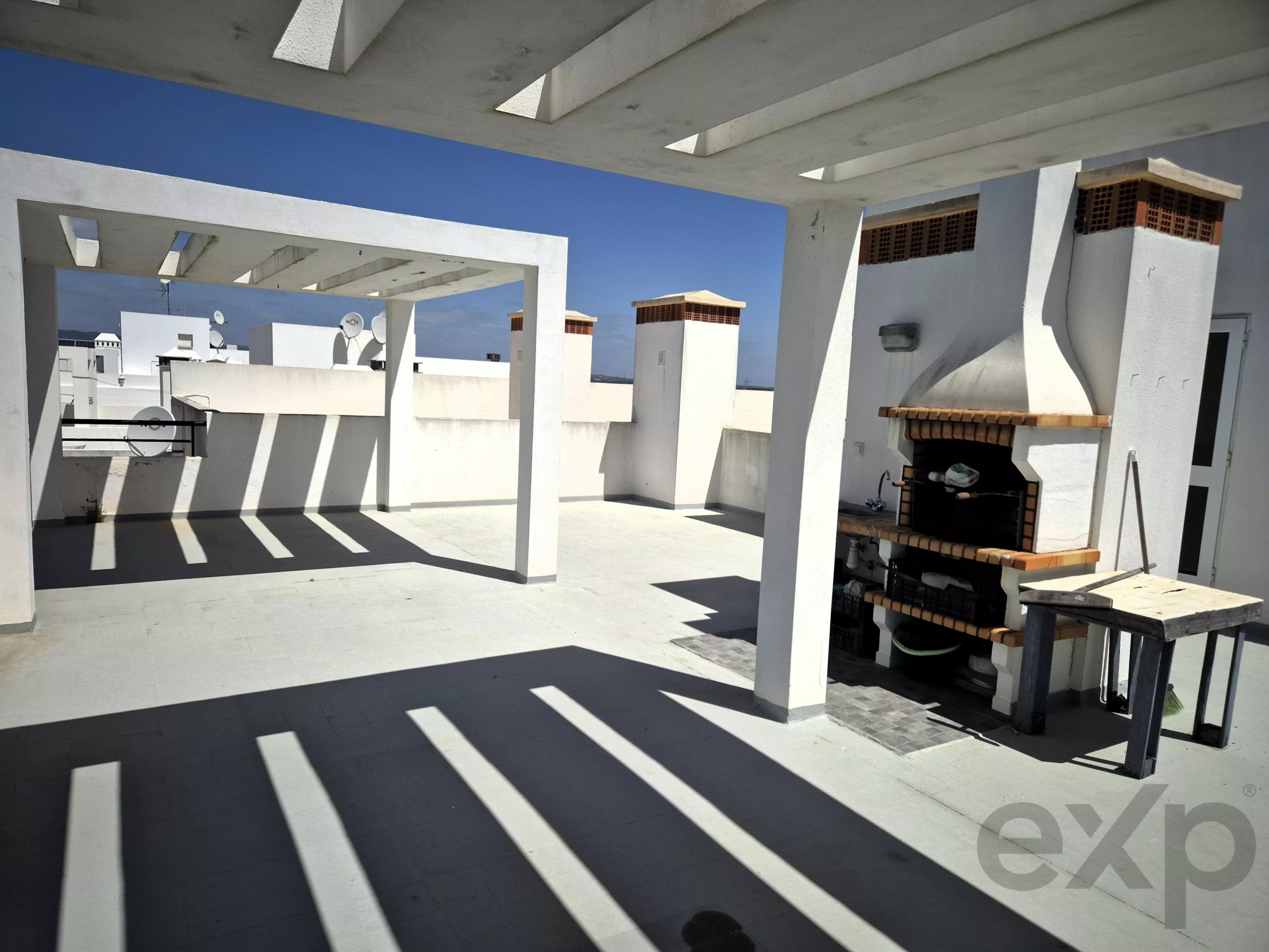Apartamento T1 Exclusivo em Tavira: Último Piso com Terraço Privativo e Vista Mar e Cidade