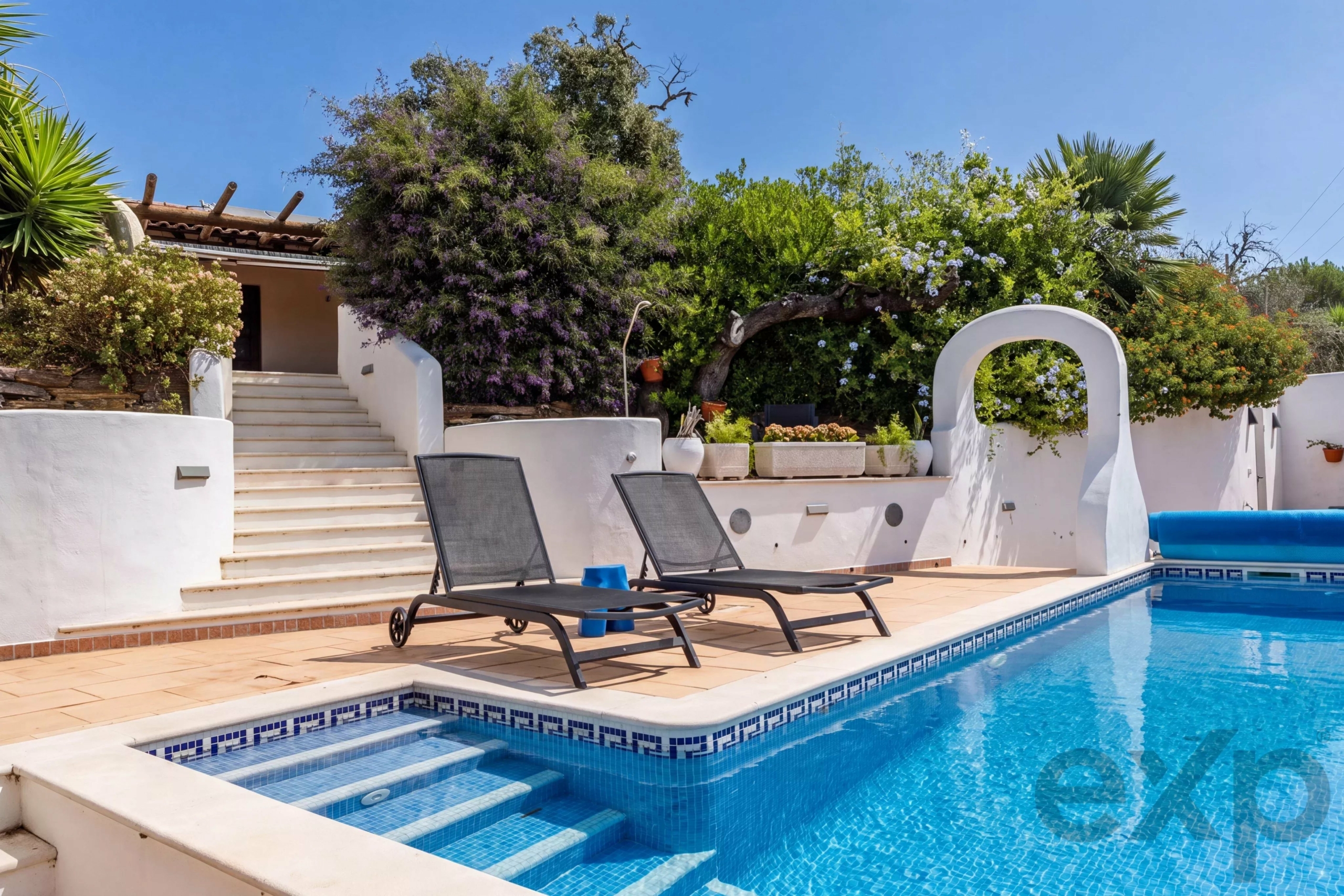 Beautiful Family Home with Equestrian Facilities Set in 2.3 hectares