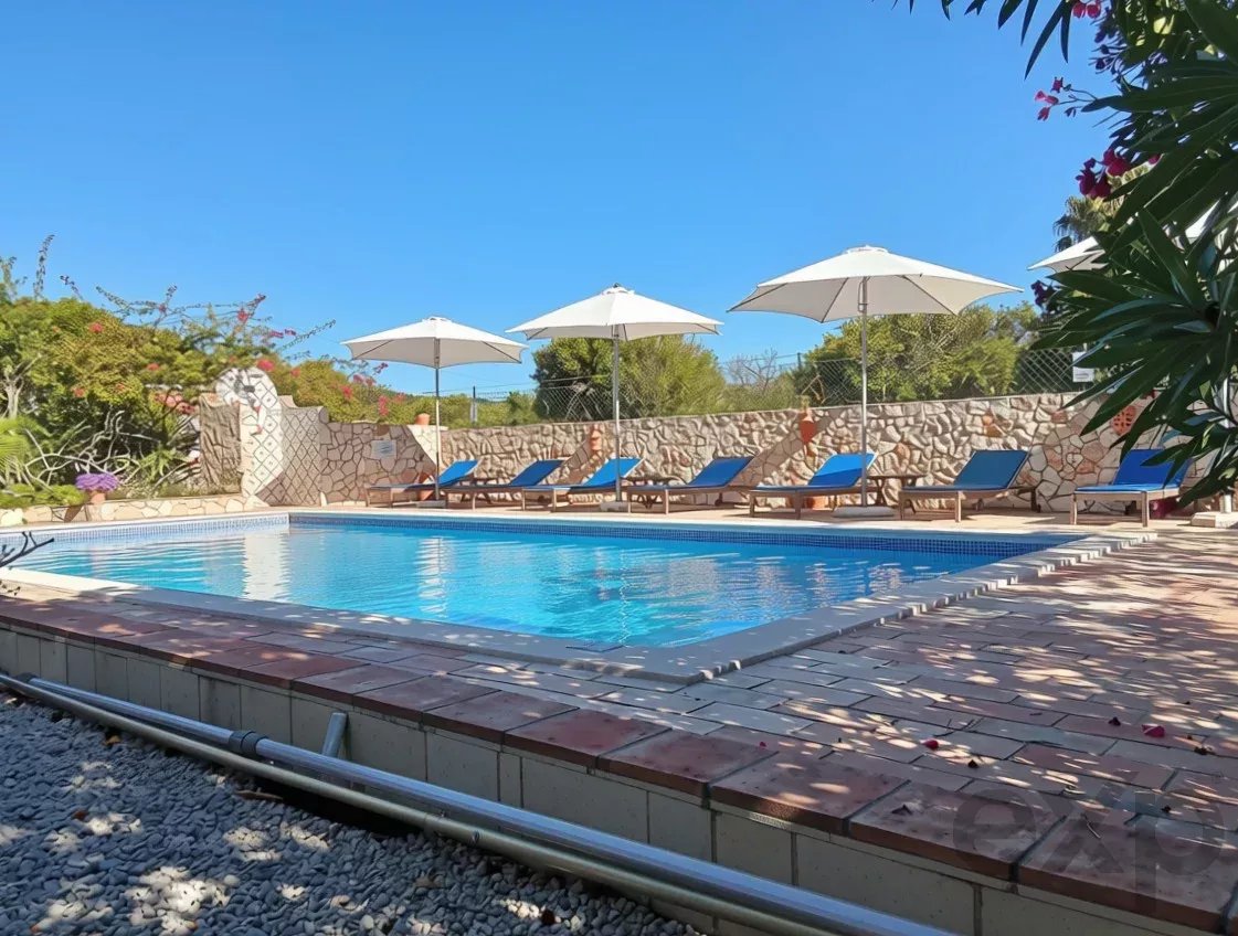 Exclusive property with five independent units and investment potential
