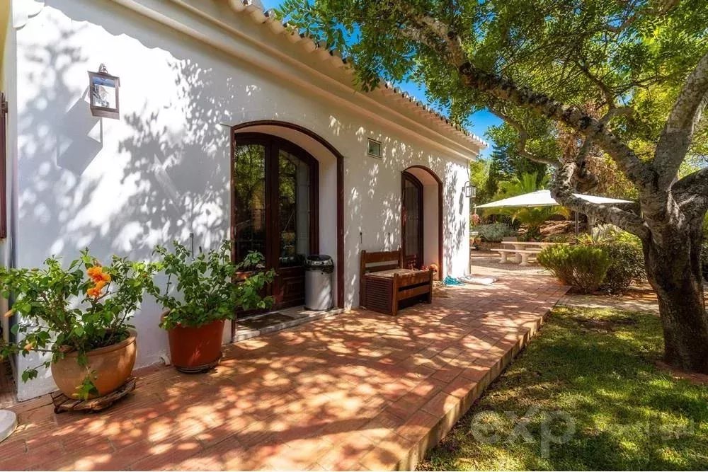 Magnificent property with pool and sea view