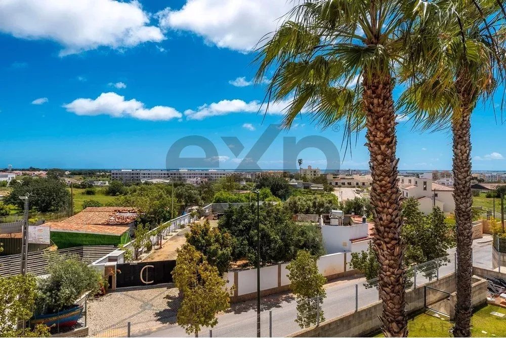 Spacious 4 bedroom apartment in Olhão, located in a luxurious condominium with two shared swimming pools and gym. Expansive interiors and terrace.