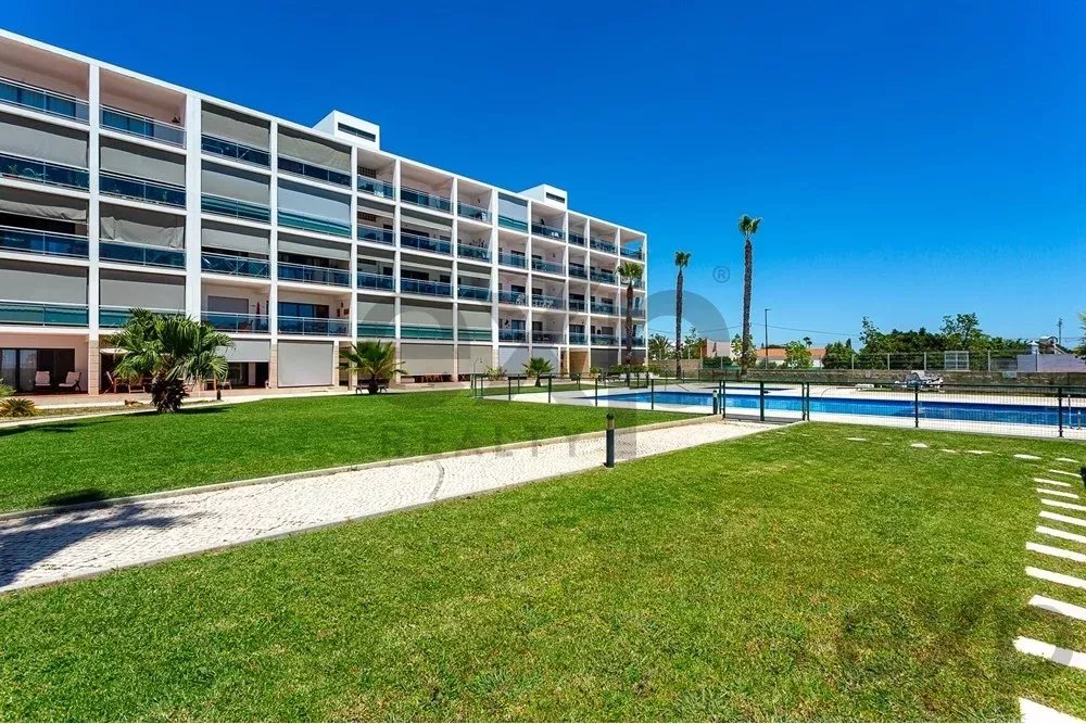 Spacious 4 bedroom apartment in Olhão, located in a luxurious condominium with two shared swimming pools and gym. Expansive interiors and terrace.