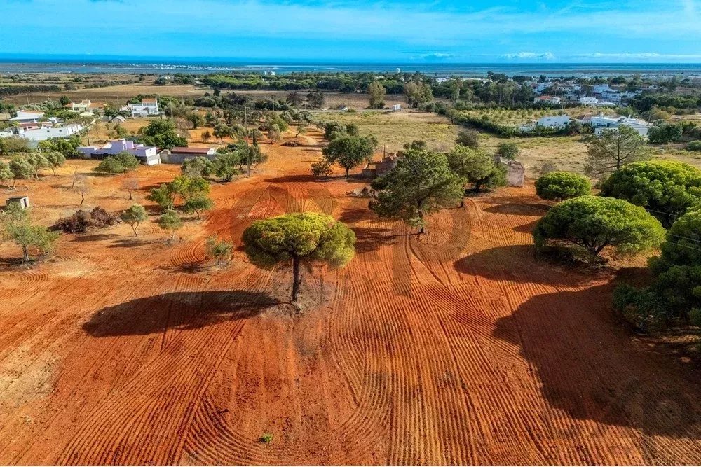 Investment Opportunity – Urban Land with Ruin and Rustic with panoramic sea views in Olhão