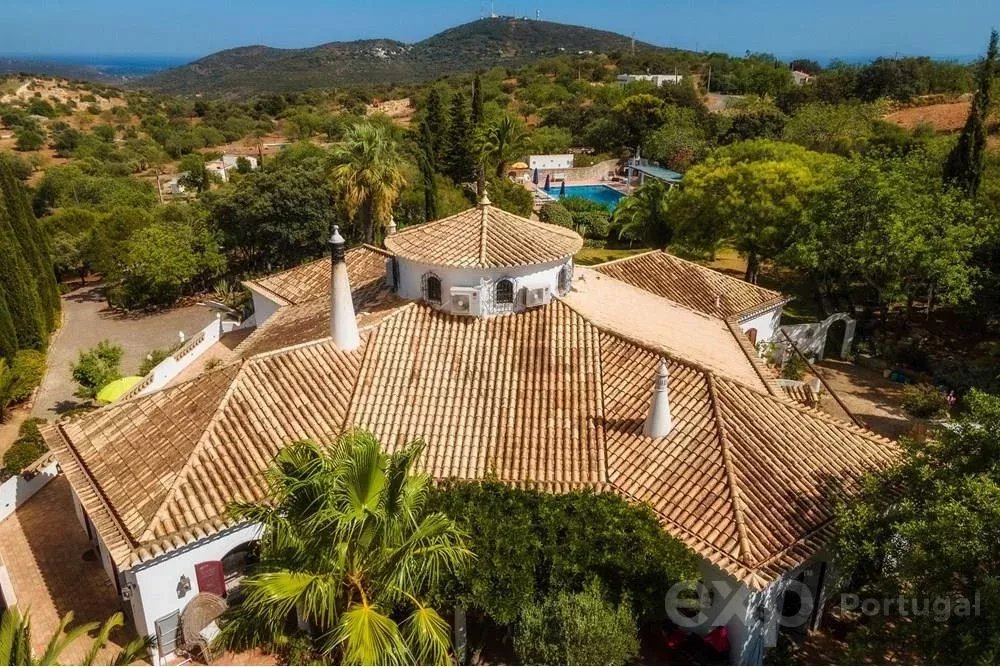 Magnificent property with pool and sea view
