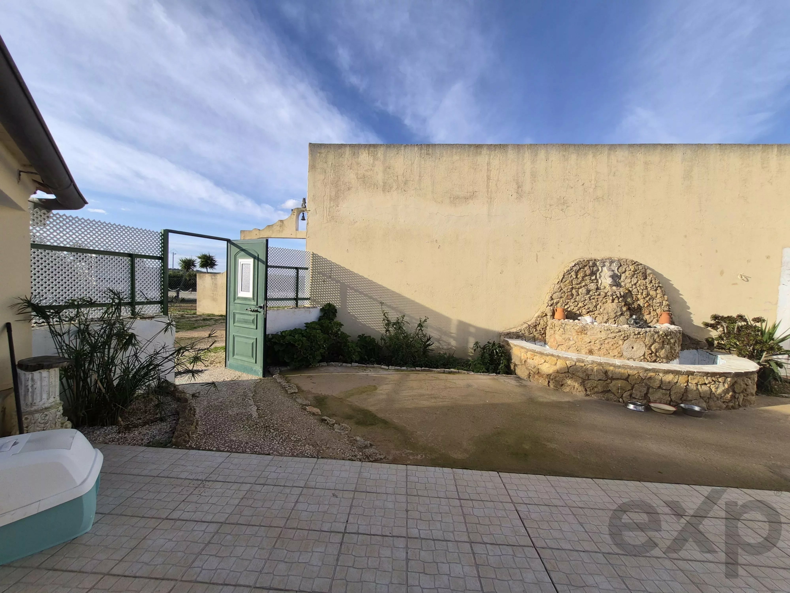 Renovated farmhouse ideally located in the middle of nature.