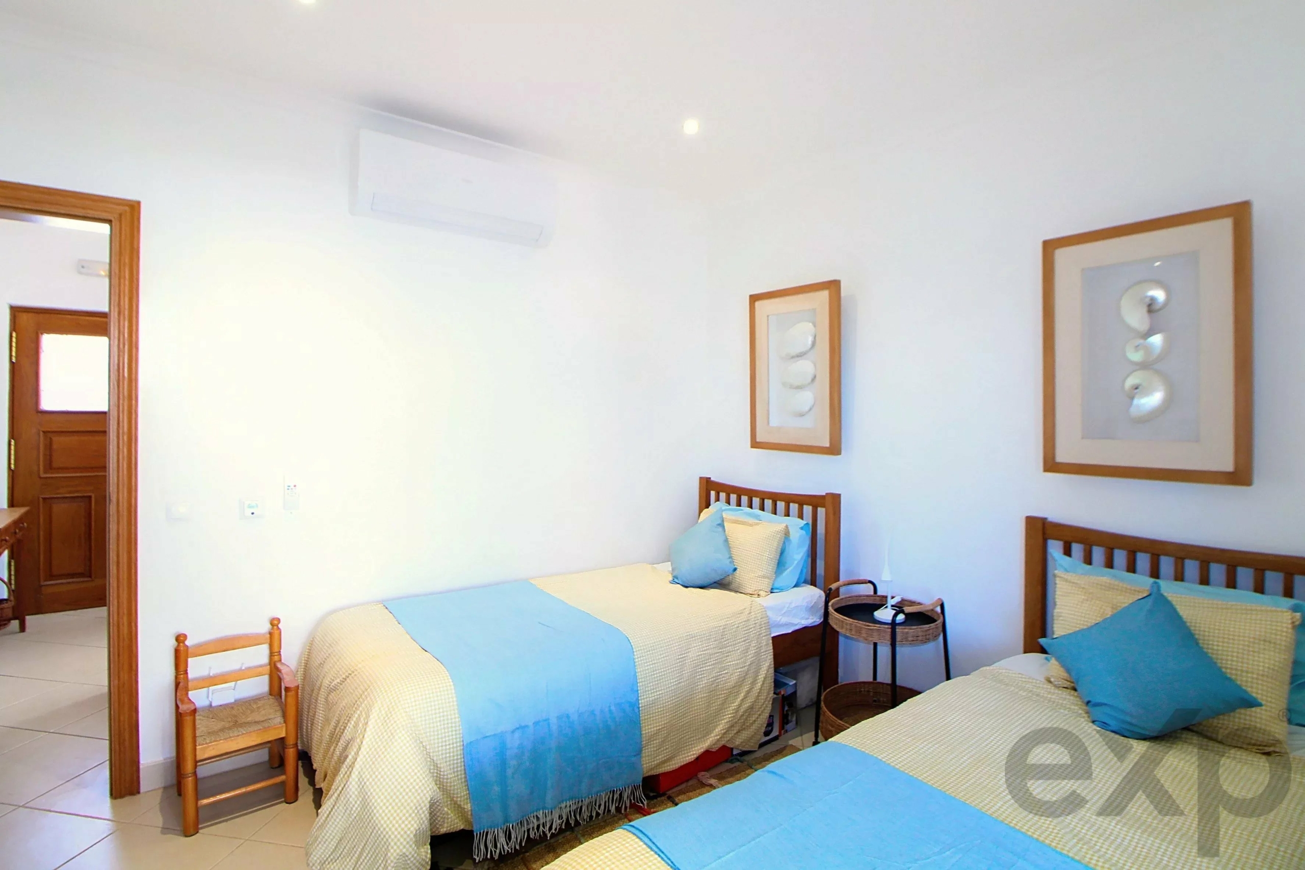 Beautiful 3-townhouse next to the beach with spectacular ocean views.