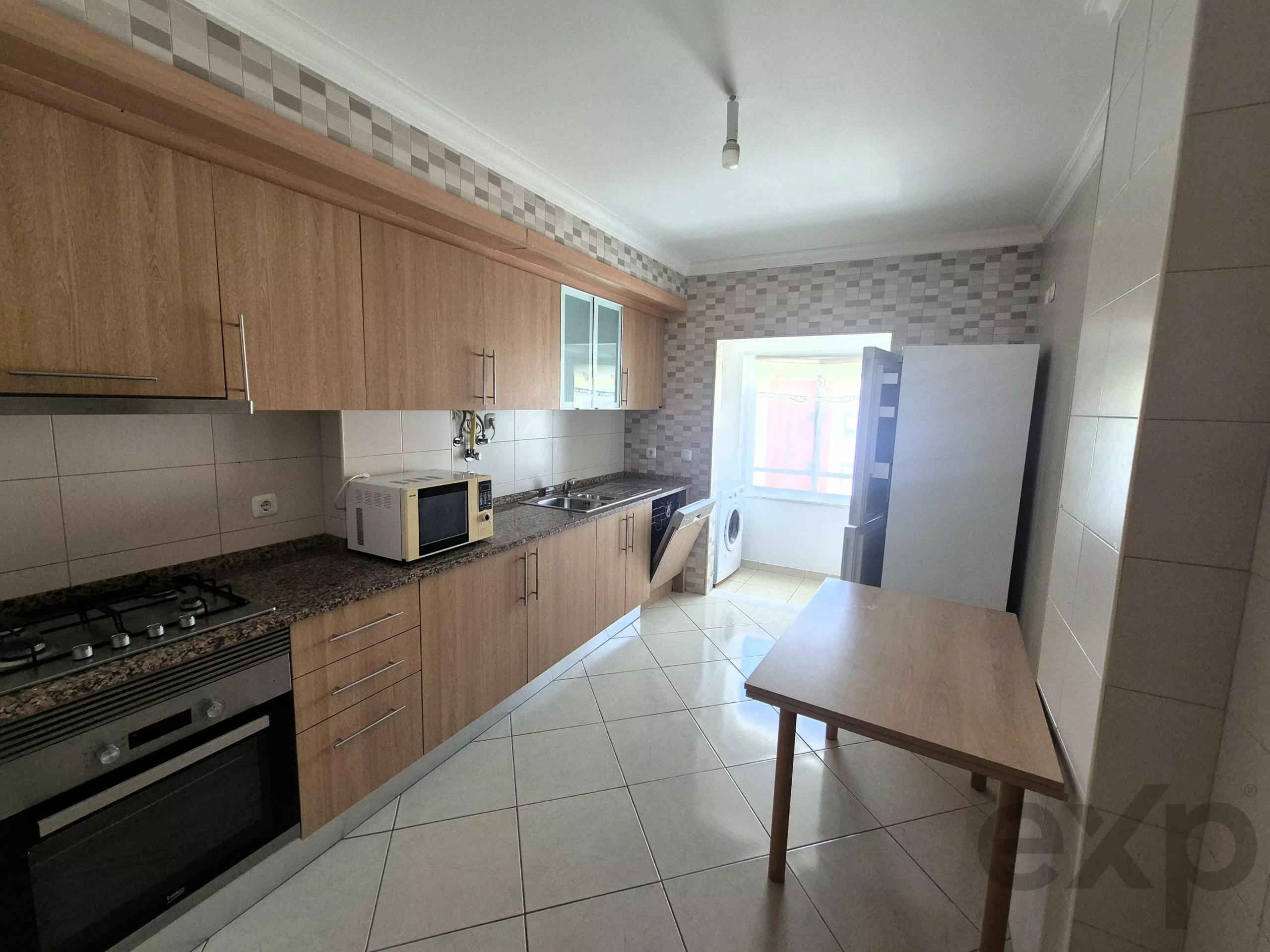 Apartamento T1 Exclusivo em Tavira: Último Piso com Terraço Privativo e Vista Mar e Cidade