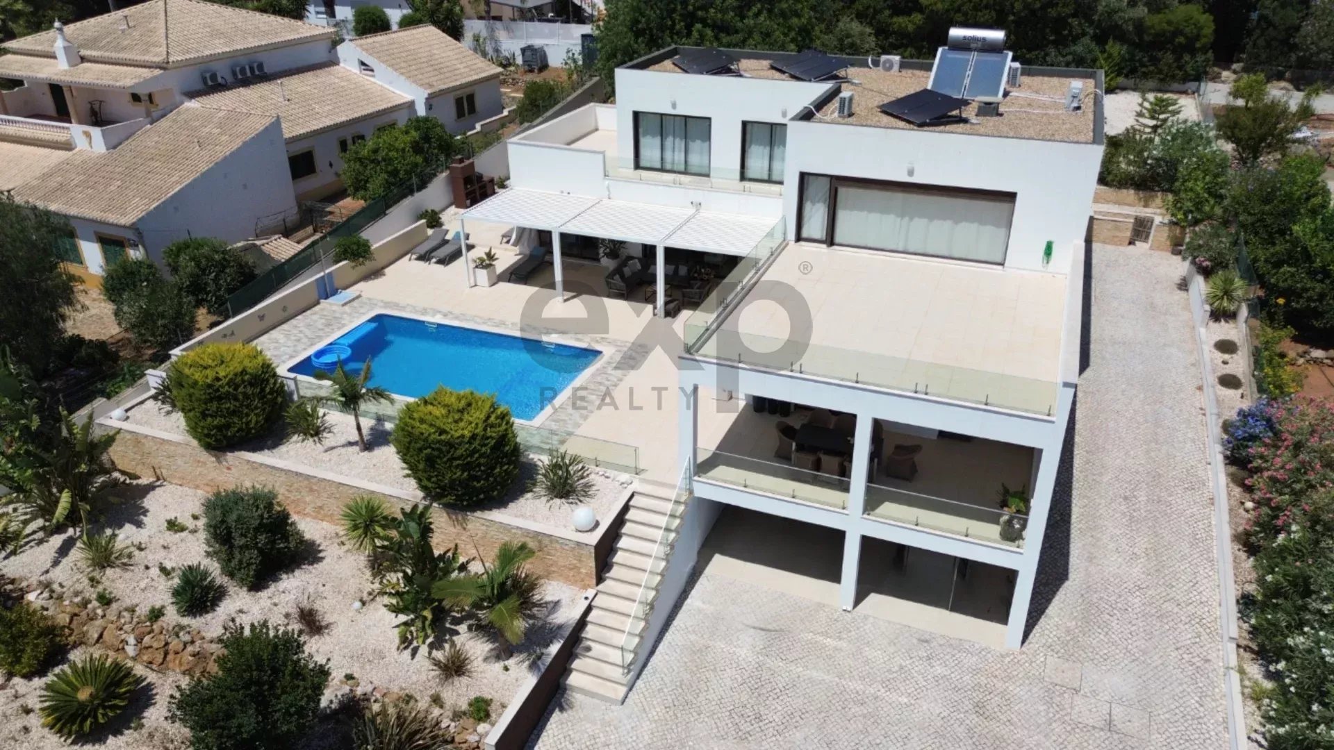 Luxury 4-bedroom villa of 437 m² with swimming pool – Mexilhoeira Grande, Portimão