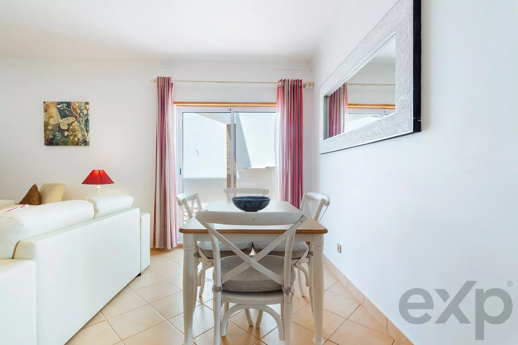 Furnished 2-bedroom apartment with terrace and parking in the centre of Cabanas de Tavira