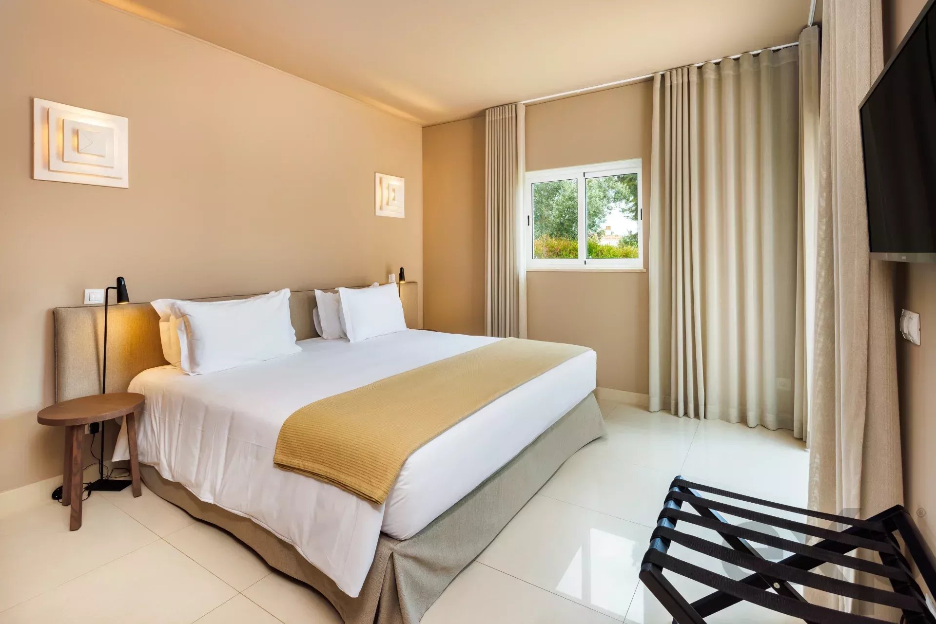 Modern T4 Villa with Private Pool in Vale da Lapa Resort