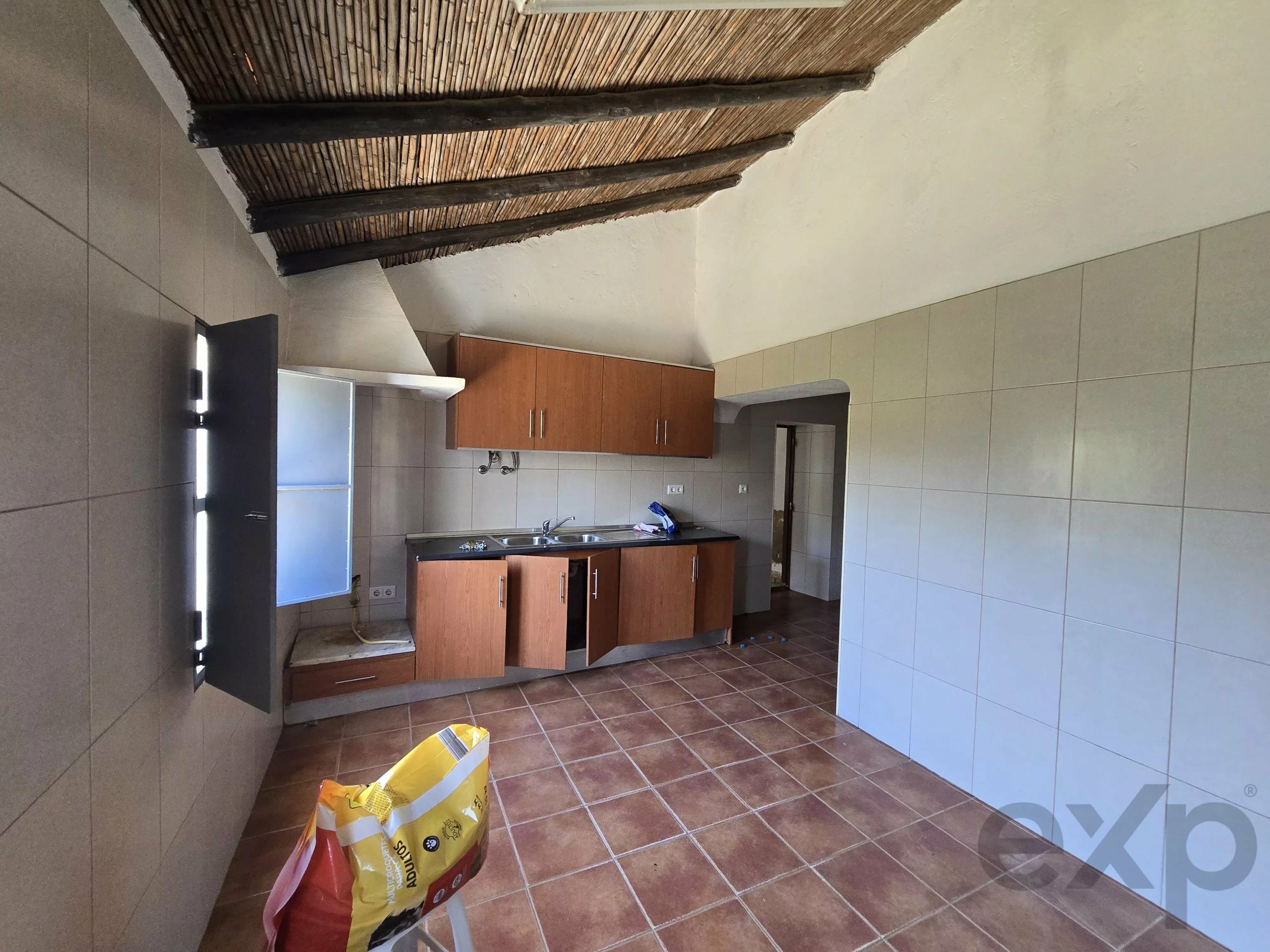 6 room Farmhouse with 1.5 hectares of land and sea view