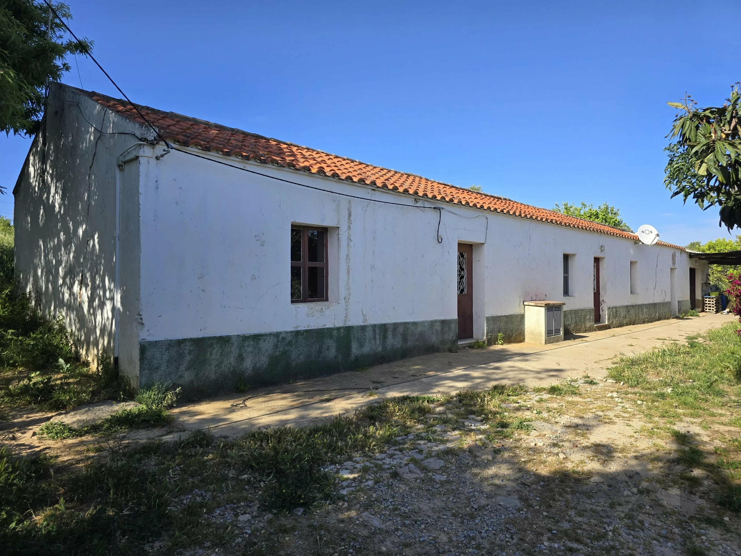 6 room Farmhouse with 1.5 hectares of land and sea view