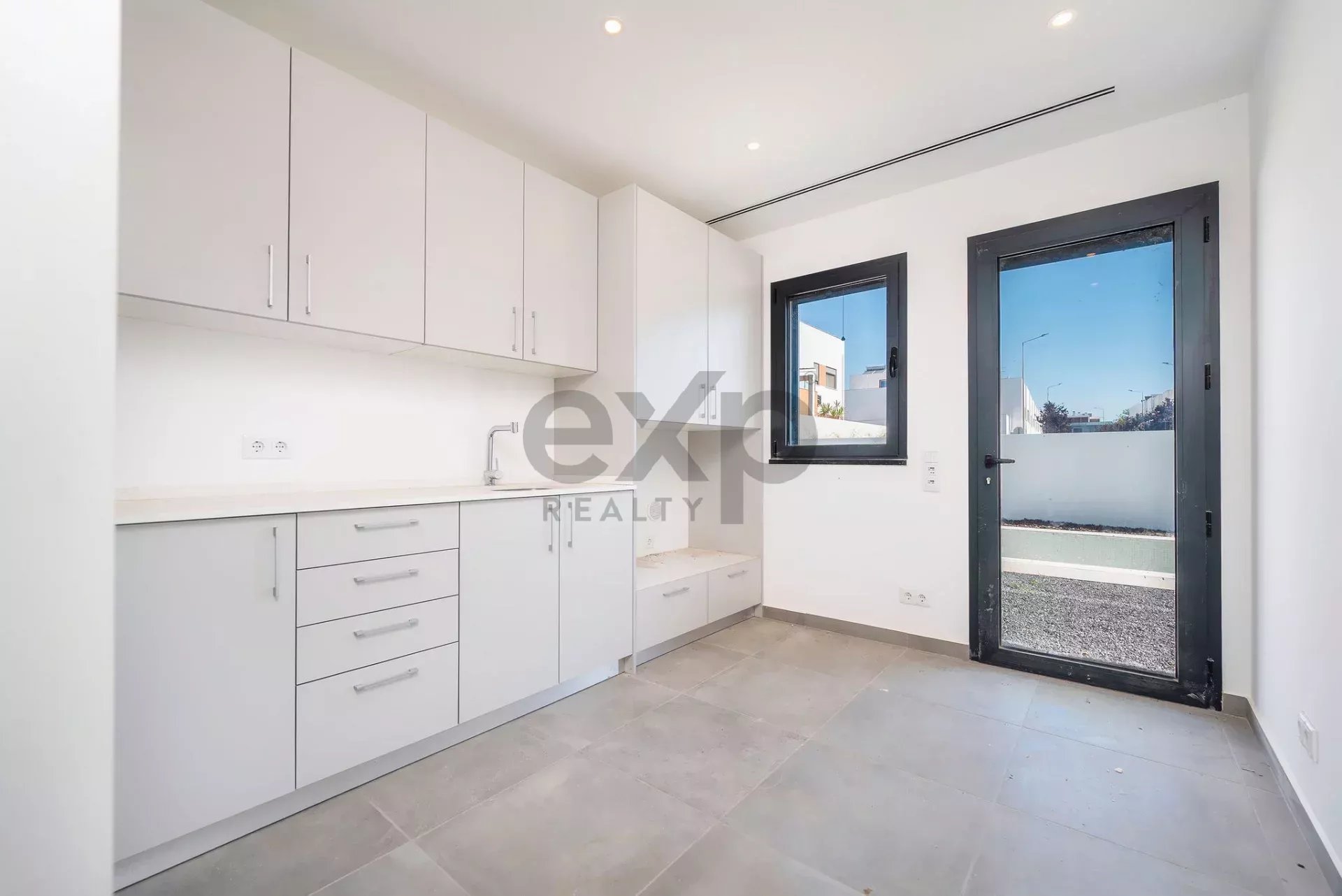 Contemporary Newly Built T6 Villa by Tavira Waterfront