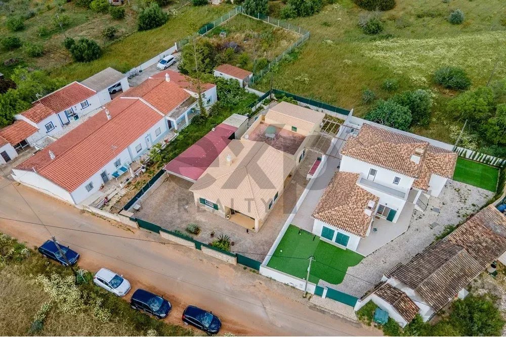 “Moradia isolada de 3 quartos com jardim, estacionamento coberto, vista para o campo, perto da N125 e comércio.”