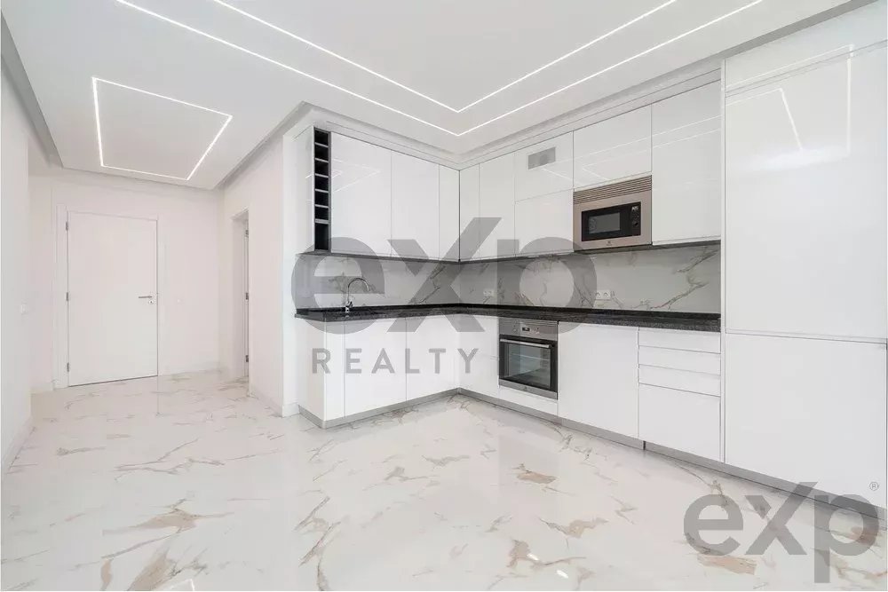 Modern 2-Bedroom Beachfront Apartment in Quarteira