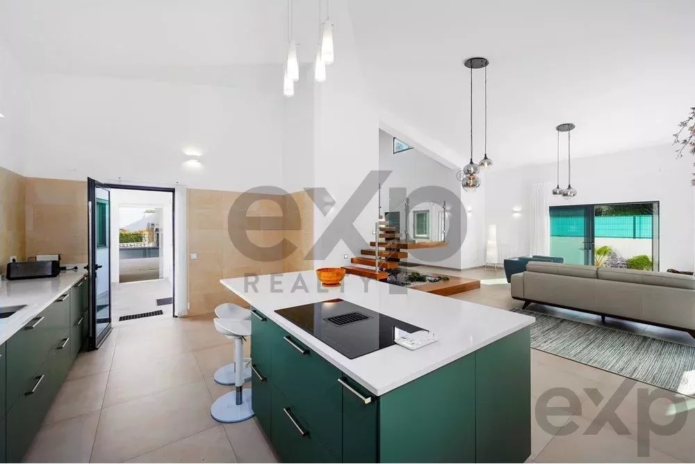 New T4 villa 5 min car to the Beach.