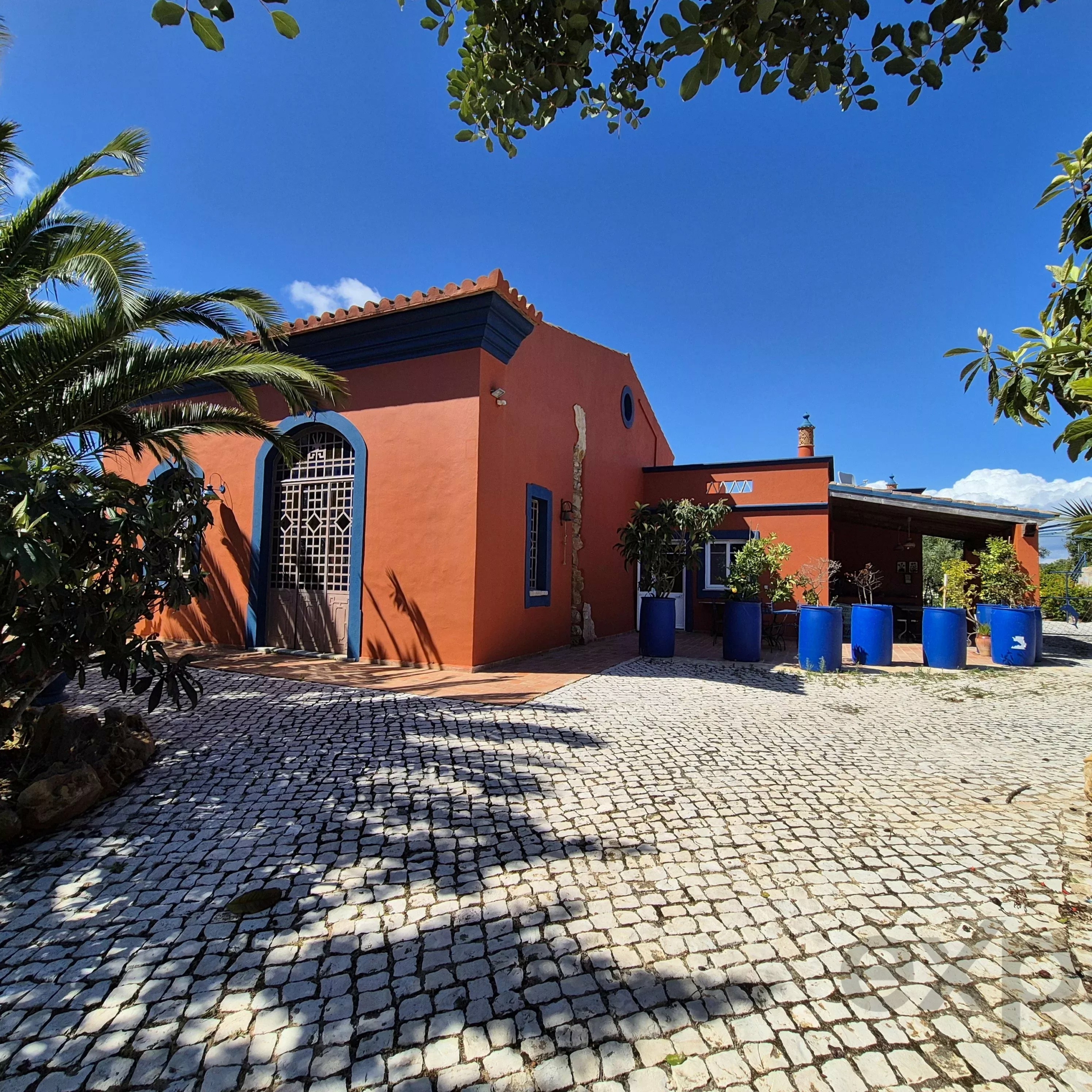 Country house with swimming pool